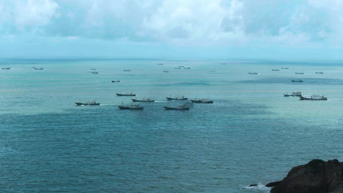 百舸争流 水天一色 渔船出海 实景航拍