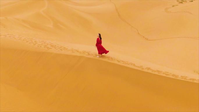 航拍沙漠中的红衣女子 沙漠下午茶