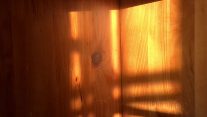 木质背景上流逝的光影延时