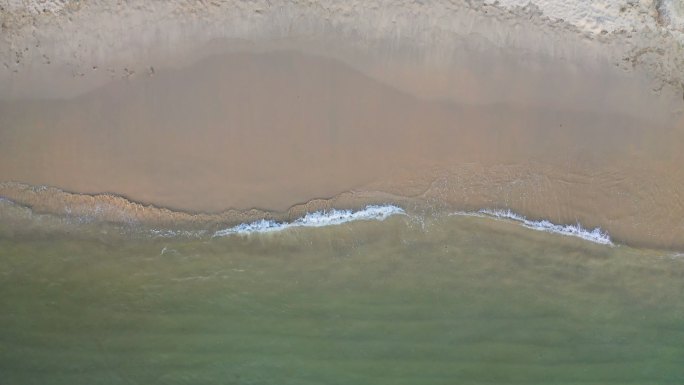 海浪拍到沙滩上浪花