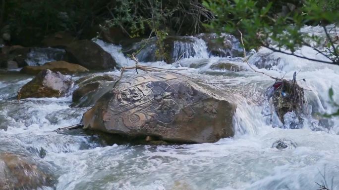 通天河畔勒巴沟水玛尼