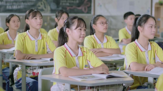 学生在课堂上专心听讲