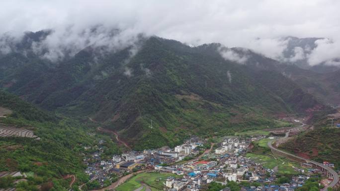 怒江兰坪村庄雨景