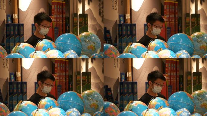一个学生在书店看地球
