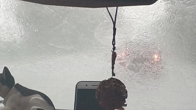 车外狂风暴雨在路上行驶