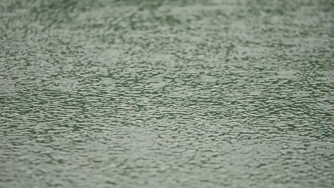 水面雨点雨滴密集凌乱