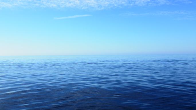 蓝色的海平面 缓缓飘动