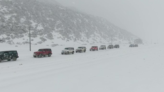 西藏雪地车队越野车