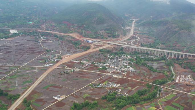 大理剑川白族县田野雨景