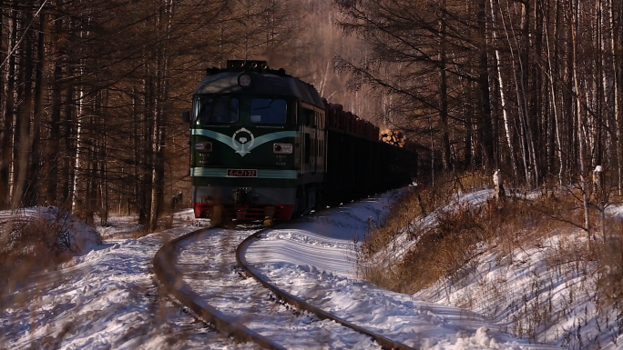 绿皮火车、东北大兴安岭、大雪、交通网雪道