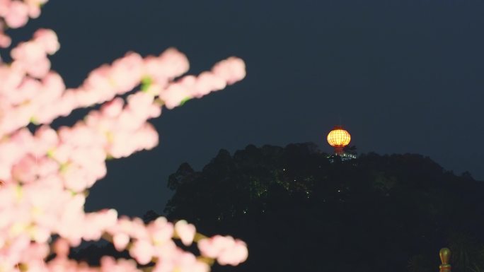 夜晚旗峰山大红灯笼