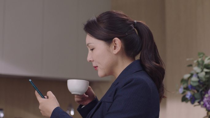 4K商务女喝咖啡看手机