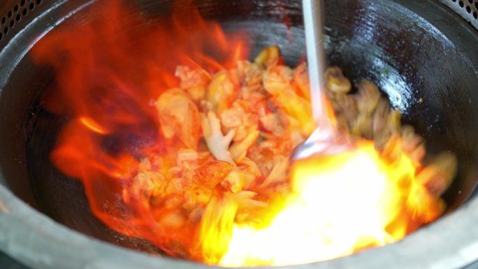 一间农家乐餐厅用烧柴土锅制作辣椒炒土鸡