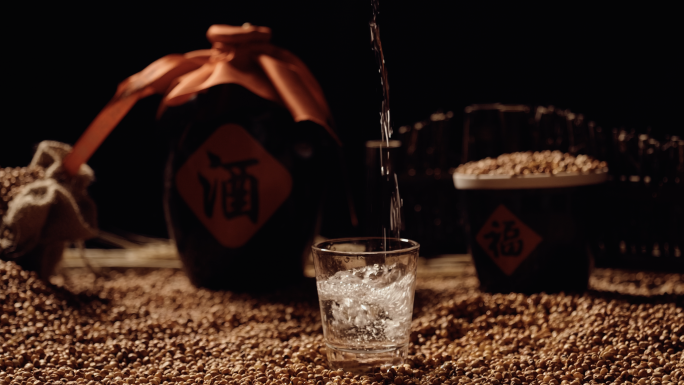 白酒倒酒酒花纯粮酿造