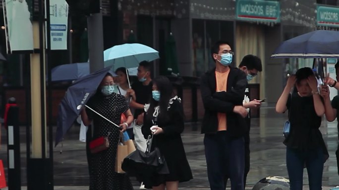 高清雨中城市人群素材