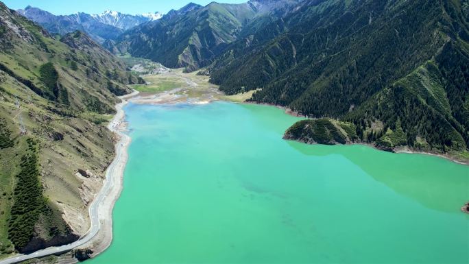 新疆伊犁独库公路大龙池雪山风光航拍