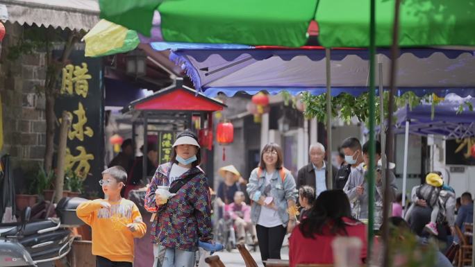 热闹古街头迎面走来的行人