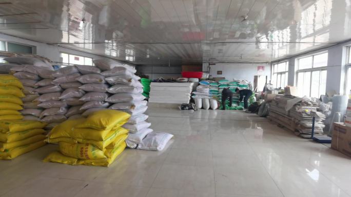 农村商店搬运种子化肥