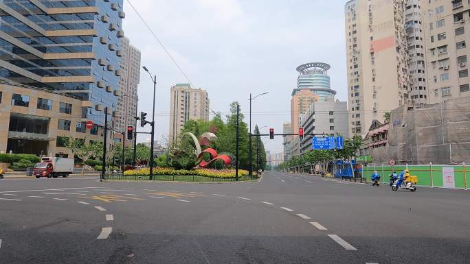 上海封城中的晴朗天气红灯等待区