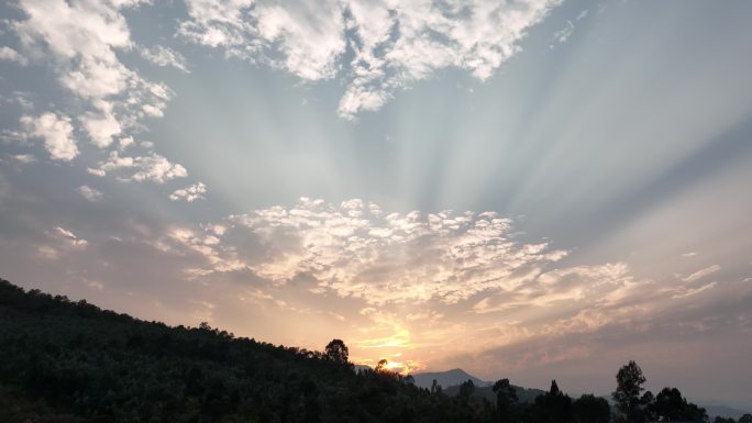 航拍群山剪影夕阳光束