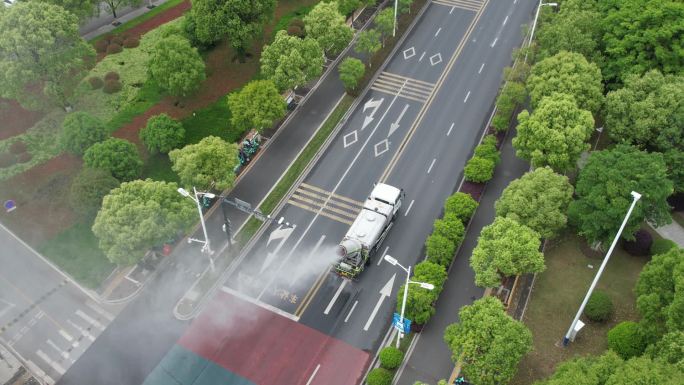 城市道路上的雾炮车