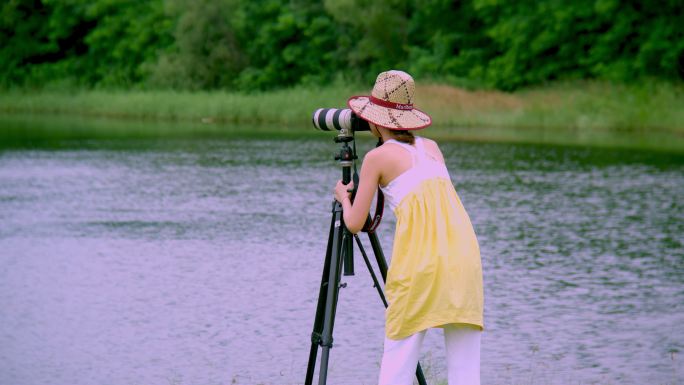 在湿地公园湖边拍摄的女孩