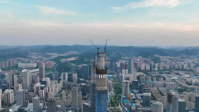 环绕拍摄济南第一高楼，蓝天白云下的济南城
