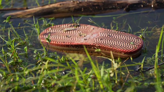 水上的废弃鞋子垃圾水污染