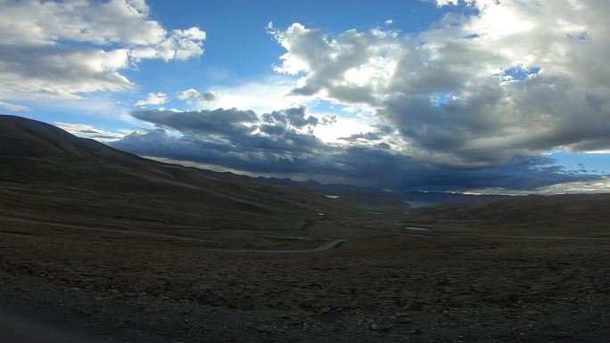 汽车行驶在西藏 窗外风景飞略