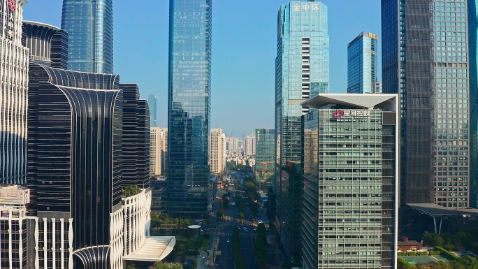 深圳市中心高楼大厦摩天大楼穿梭前进