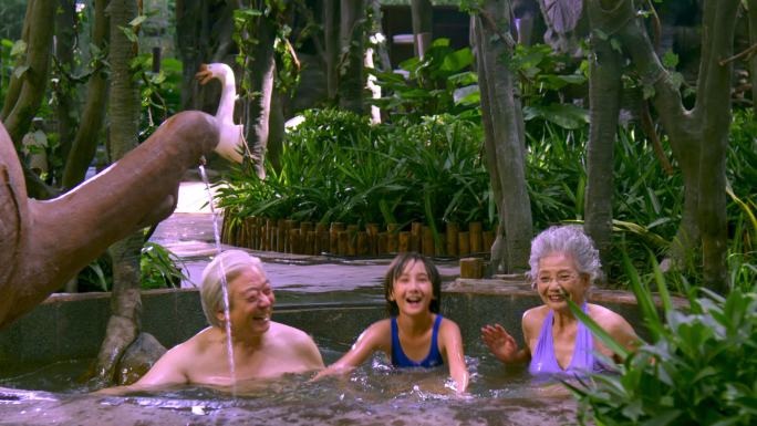 老年人和孩子在度假村泡温泉