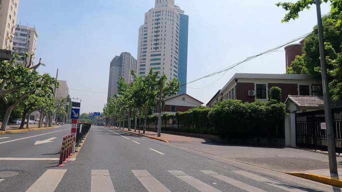 上海封城中的晴朗城市街道