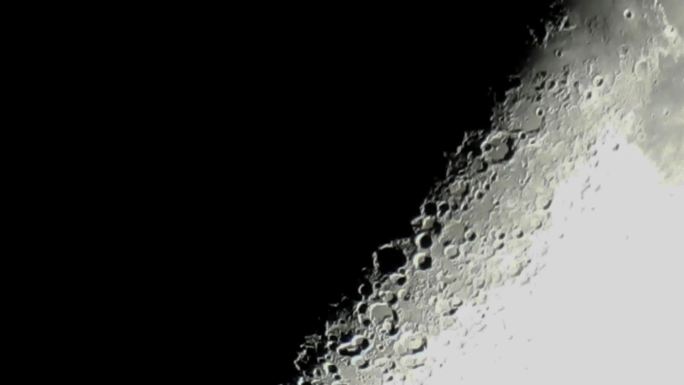 月亮特写陨石坑