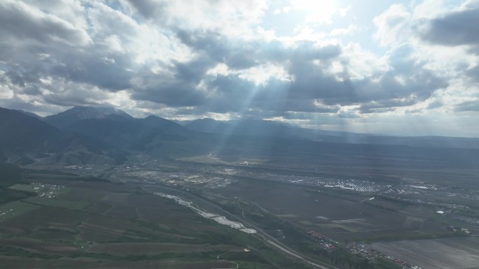 太阳光穿透云层