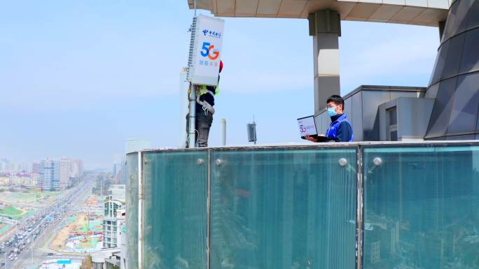 电信工人高空作业5G基站信号