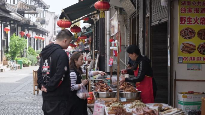 古街商业游客美食摊买小吃