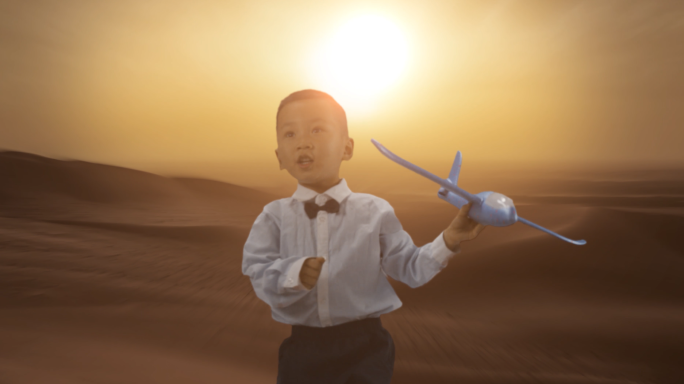 4k小孩儿童追梦拿飞机夕阳沙漠奔跑儿童节