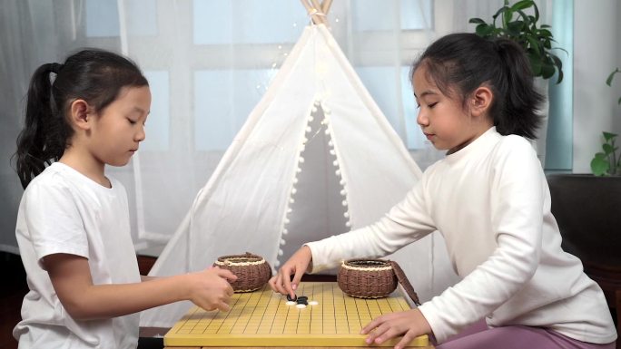 坐在地上下围棋的女孩