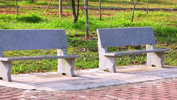 公园里两个石椅与风景风光素材