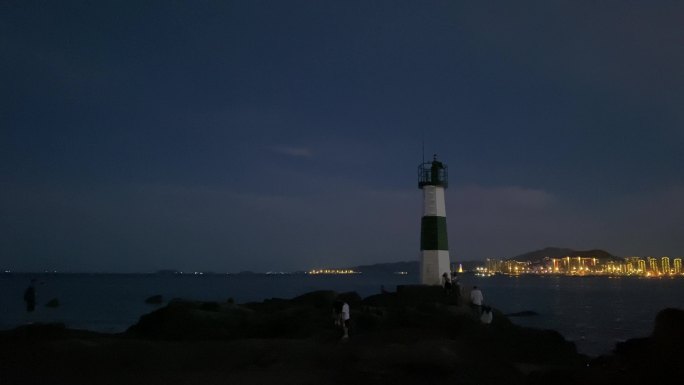 夜晚大海边的灯塔