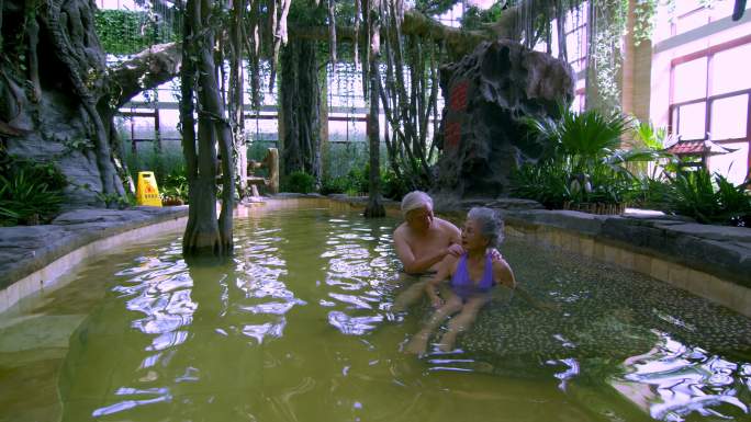 老年夫妇在温泉度假村泡温泉