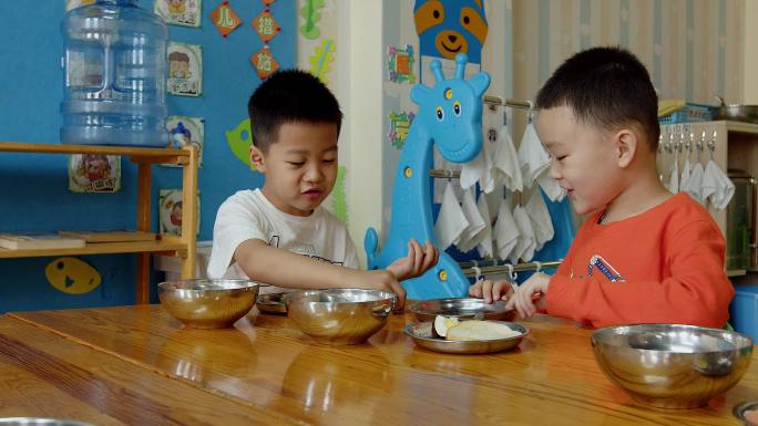 幼儿园校园生活儿童学校小孩吃饭