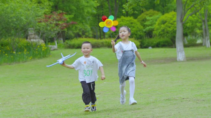 六一儿童节孩子奔跑美好希望二胎风车童年