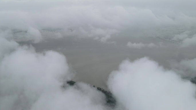 云层中的深圳航拍