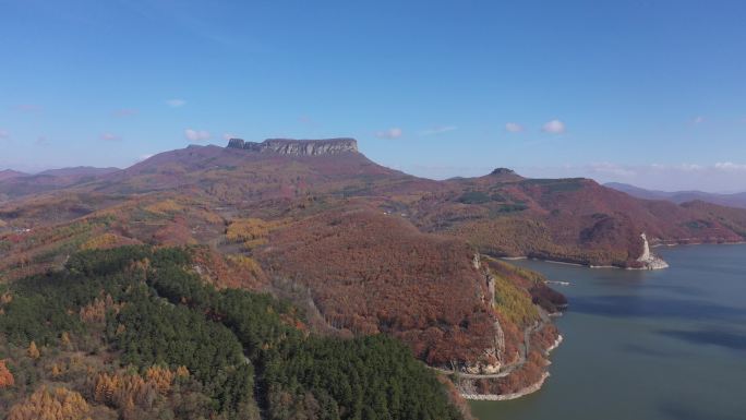 风景 山区 树林  枫叶 秋季 河水