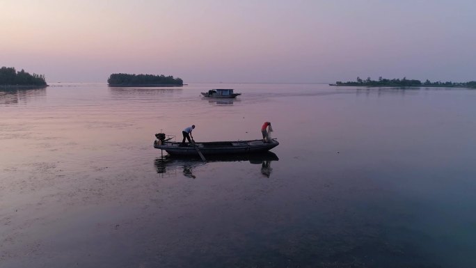 4K_湖面夕阳捕鱼渔村渔民小船渔船撒网