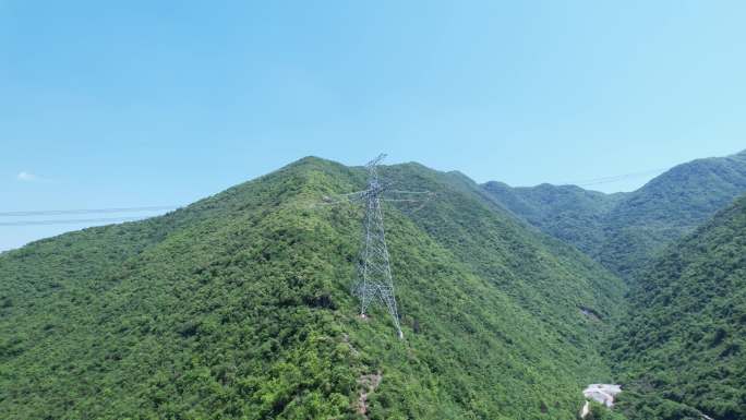 秦岭青山绿水蓝天 高压电线 农田人家国道