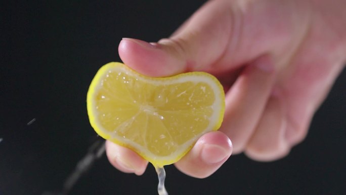 柠檬爆汁-挤压柠檬瞬间-升格慢镜头