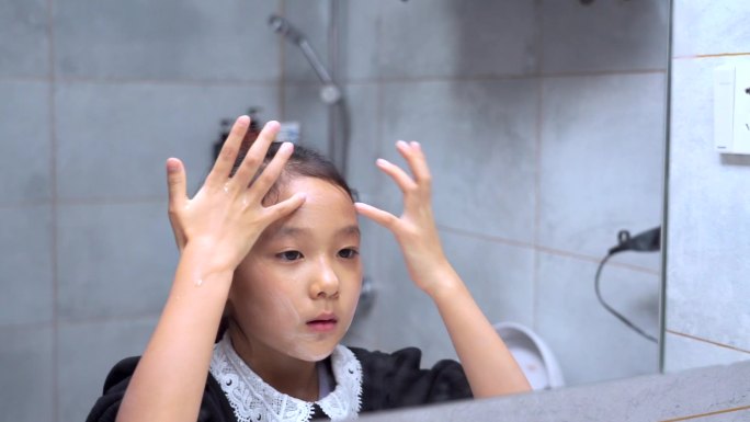 在卫生间洗脸的中国女孩