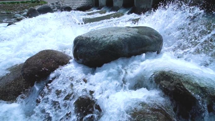 泠泠的泉水激石